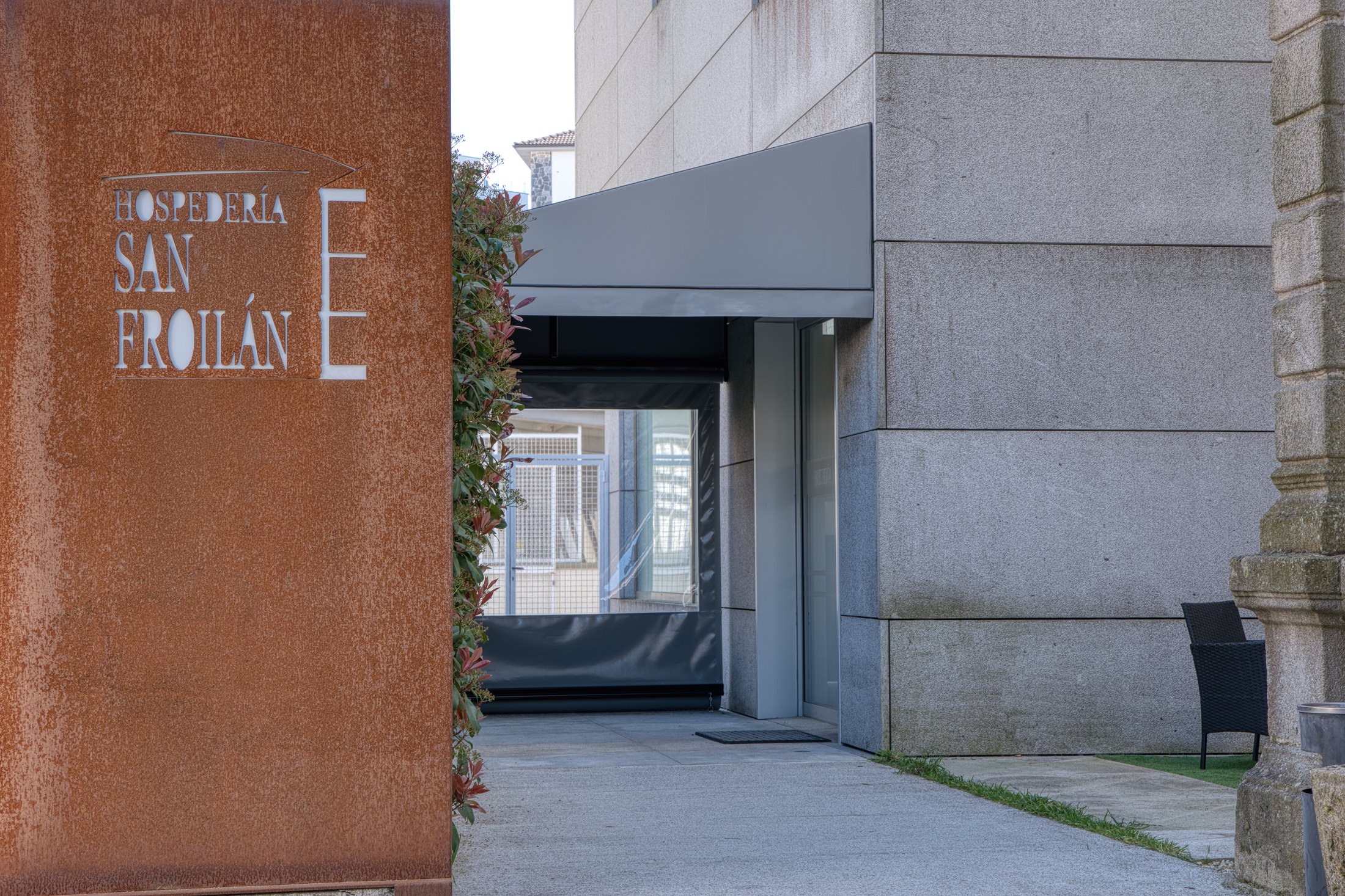 Entrada de la Hospedería San Froilán